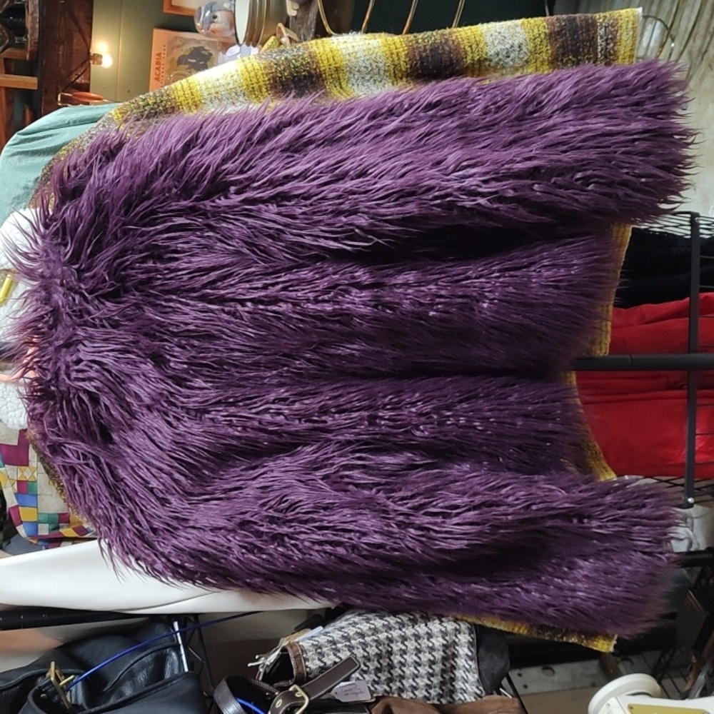 Donna Salyers' Fabulous Furs - Picture 10 of 10